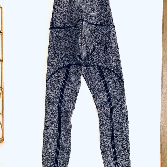 LULULEMON HR Tight 25” - Picture 4 of 5